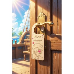 Accroche-porte en bois gravé One Piece Sanji en français accroché à une porte