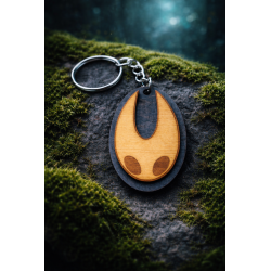 Porte-clés Hornet Hollow Knight Silksong en bois mis en situtation de face