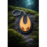 Porte-clés Hornet Hollow Knight Silksong en bois mis en situtation de face