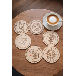 Sous-verres Clair Obscur Expédition 33 en bois utilisés sur une table couleur