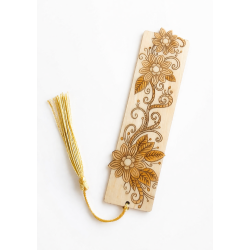 Marque-page en bois gravé – Motif floral avec pompon doré